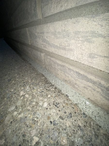 Block wall to slab: the sealed joint after sandblasting, with the texture of the block